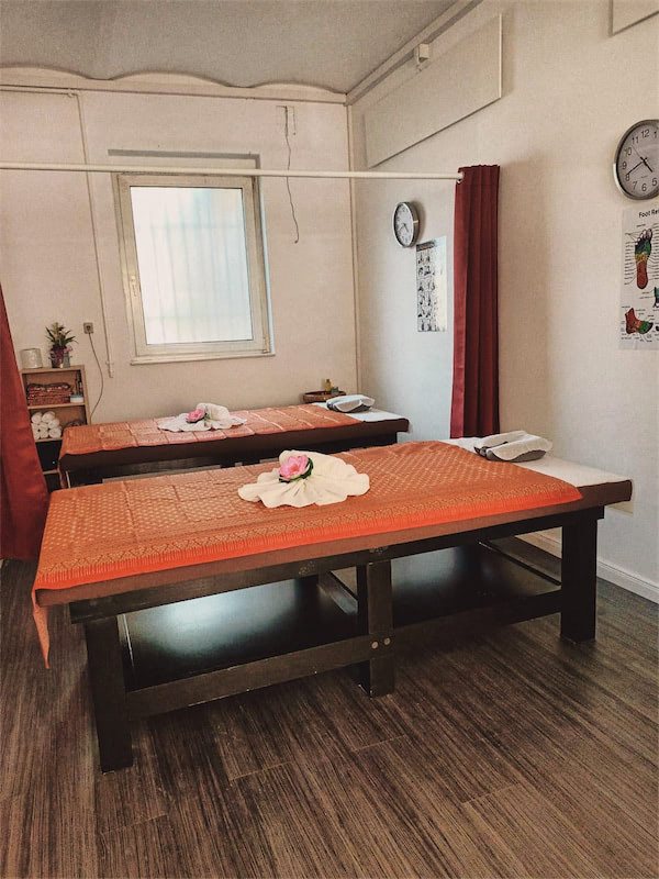 Innenräume mit Massage-Liegen der Pranee Thai-Massage.